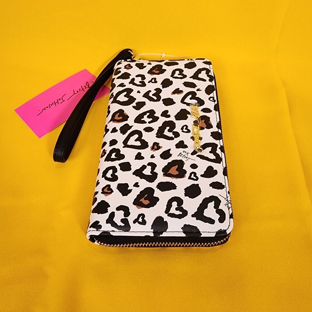 Betsey Johnson Leopard Heart White Black Wallet Wristlet Zip Around NEW - Picture 8 of 12